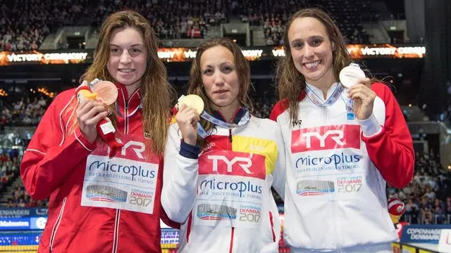 Jessica Vall, en el centro, con su medalla de oro. EFE