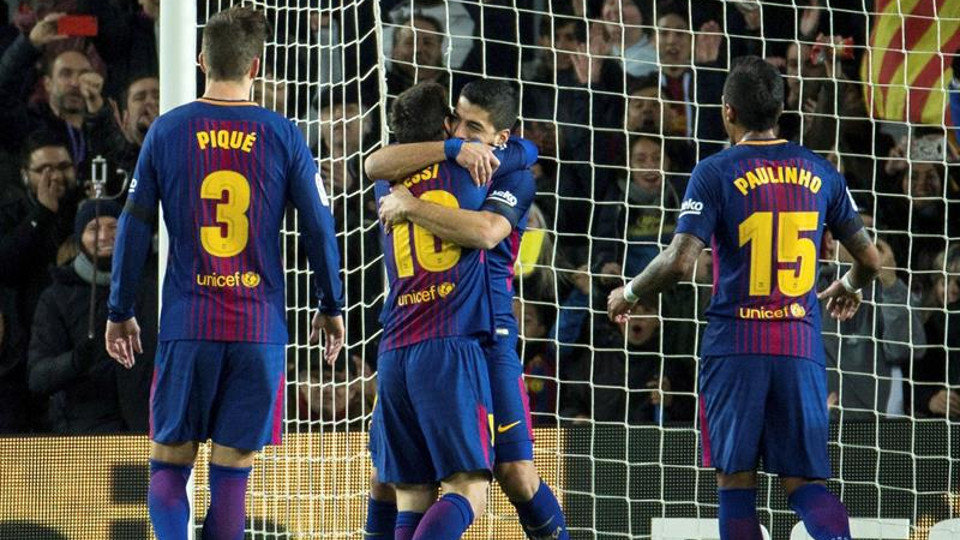 Los jugadores del Barça celebran un gol. ENRIC FONTCUBERTA (EFE)