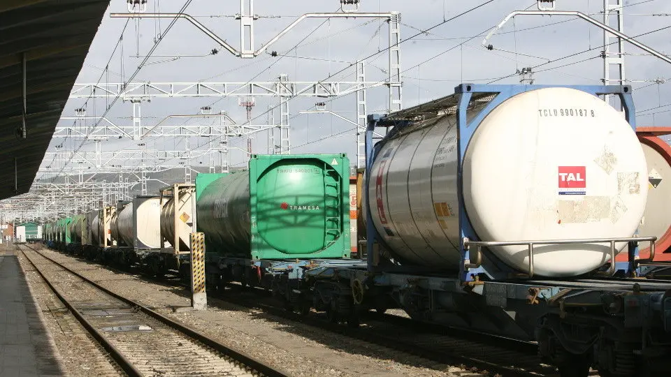 Galicia está en el furgón de cola del tren de mercancías europeo y sin visos de que la situación mejore a corto plazo. TOÑO PARGA
