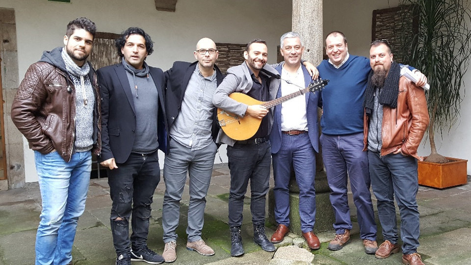 O secretario xeral de Política Lingüística (3ª pola esquerda) acompañou o grupo vigués na presentación do disco &#39;A Roda Live / A Roda ao vivo en Ortigueira&#39;. XUNTA