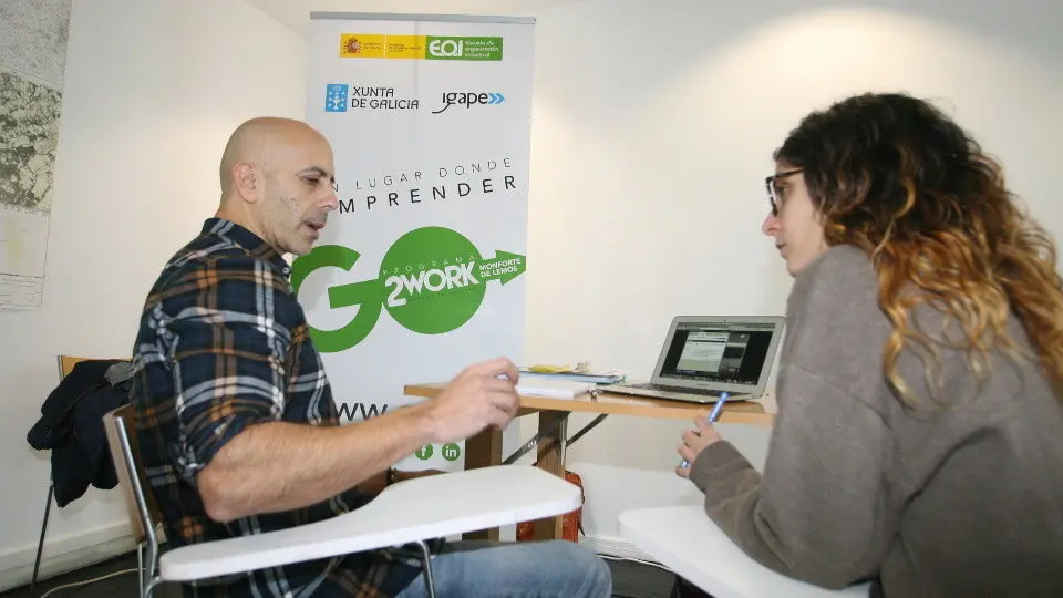 El coordinador del coworking de Monforte, con una emprendedora. TOÑO PARGA