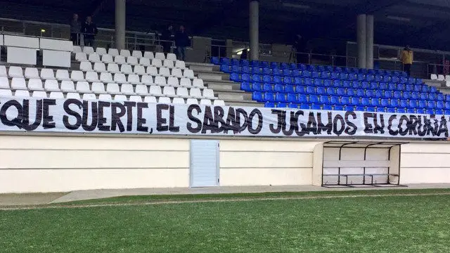 Pancarta en Abegondo para motivar a los jugadores del Deportivo. TWITTER