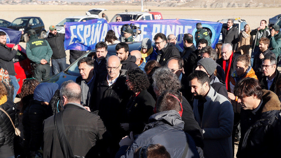 Militantes de Hogar Social han proferido gritos como "Cataluña es España" mientras los candidatos de ERC llevaban a cabo un acto reivindicativo a las puertas de la prisión de Estremera. FERNANDO ALVARADO (EFE)