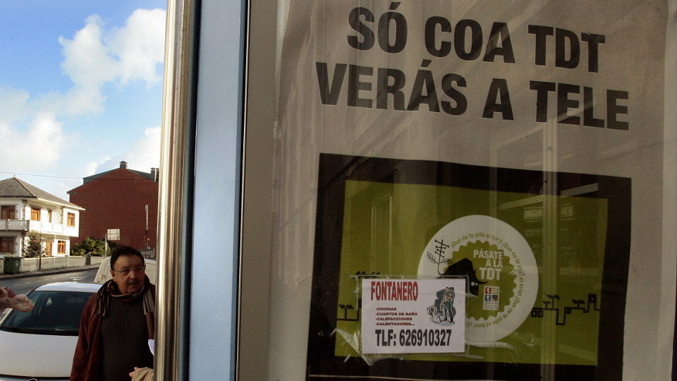 Un cartel divulgativo del cambio de digital a la TDT, en O Vicedo, en 2010. J.Mª ÁLVEZ