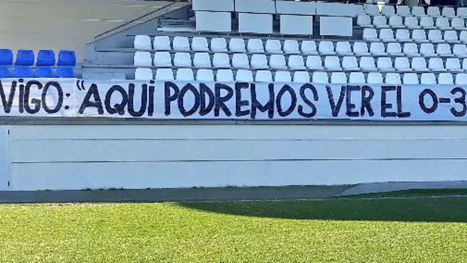 Pancarta en el entrenamiento del Deportivo alusiva a Abel Caballero. TWITTER