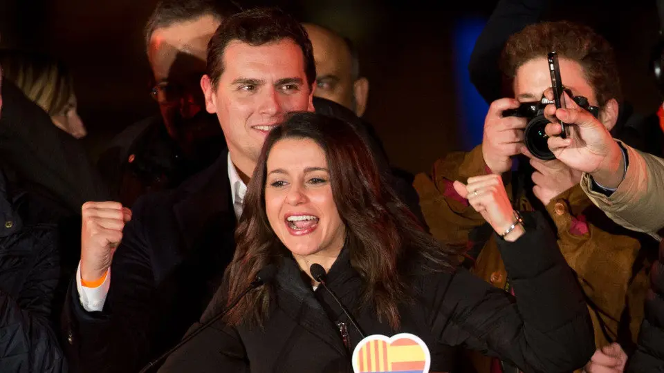 Arrimadas, exultante con Rivera detrás. ENRIC FONTCUBERTA