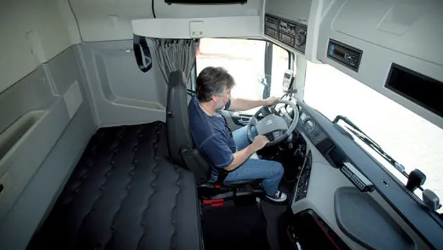 Cabina de un camión. EP