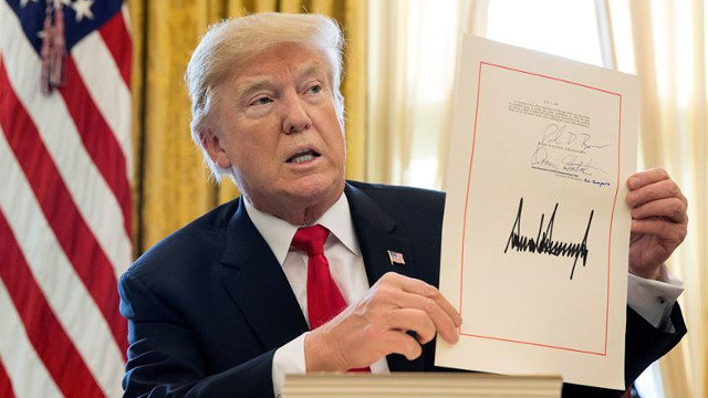 Donald Trump muestra su firma en la reforma fiscal. MICHAEL REYNOLDS