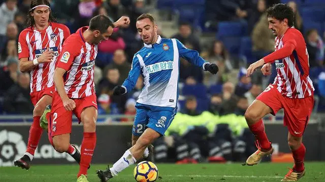 Darder juega un balón entre Felipe Luis, Godín y Savic. ALEJANDRO GARCÍA (EFE)