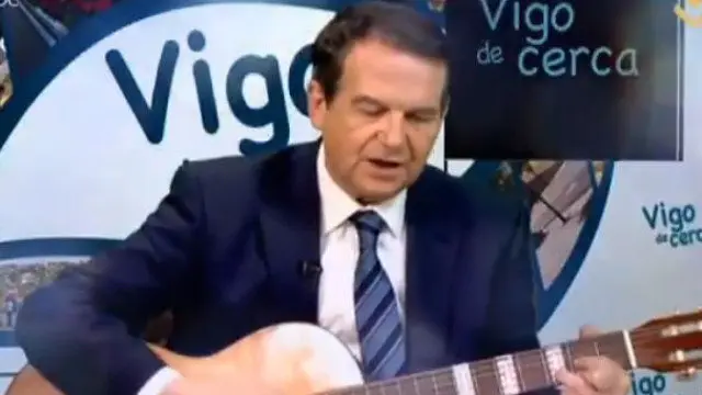 Abel Caballero toca 'El tamborilero'. LOCALIA VIGOJPG