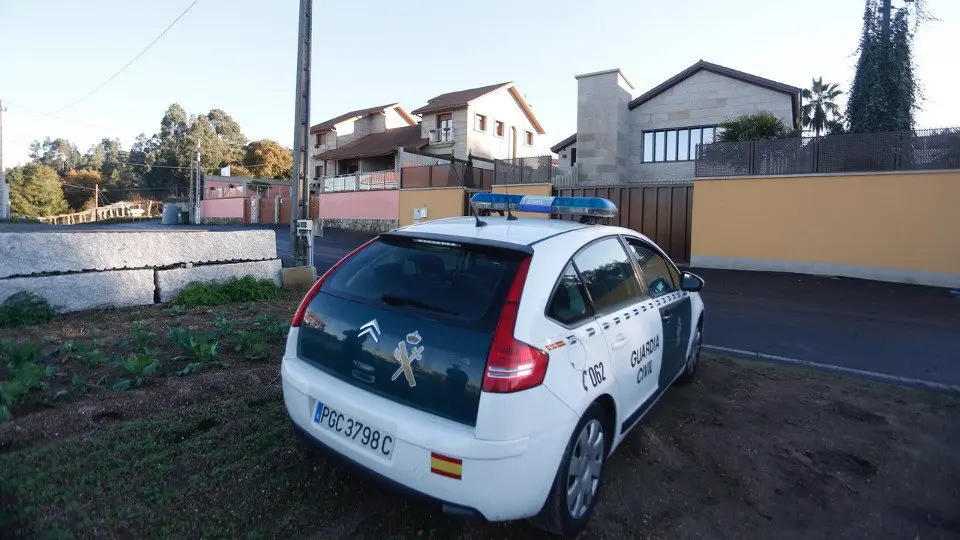 La Guardia Civil, junto a la vivienda del 'Karateka'. JAVIER CERVERA-MERCADILLO