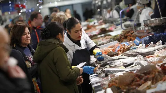 Un mercado de A Coruña, en víspera de Nochebuena. CABALAR (EFE)