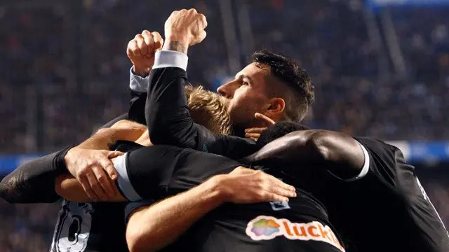 Los jugadores del Celta celebran la victoria en Riazor. CABALAR