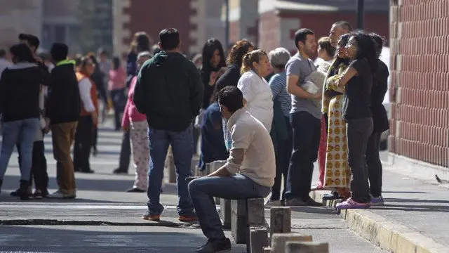 Habitantes de Ciudad de México en la calle tras la alerta sísmica. SÁSHENKA GUTIÉRREZ (EFE)