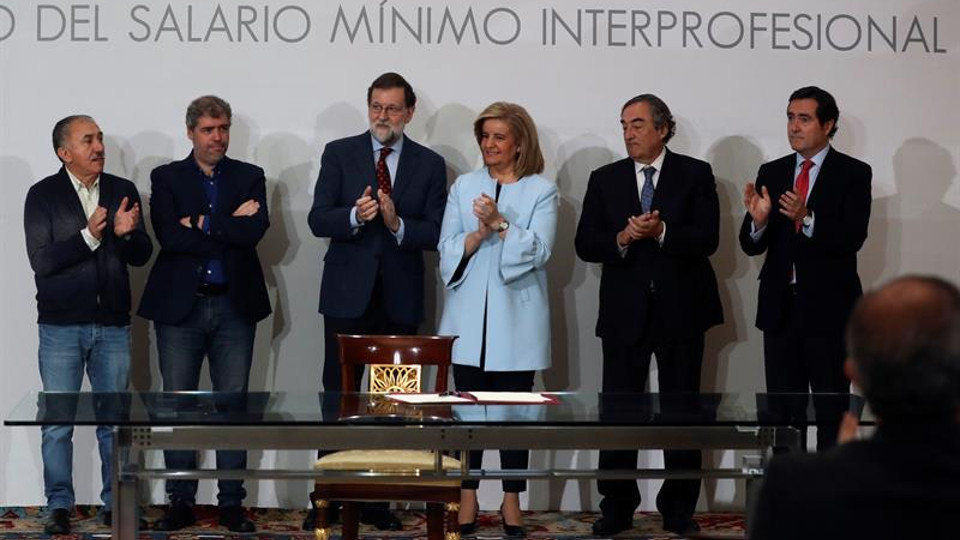 El presidente del Gobierno, Mariano Rajoy, acompañado por la ministra de Empleo y Seguridad Social, Fátima Báñez y representantes de los agentes sociales. BALLESTEROS (EFE)
