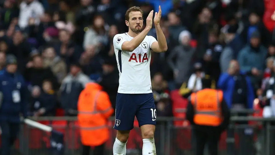 Harry Kane aplaude tras el partido ante el Southampton. NEILL HALL (EFE)