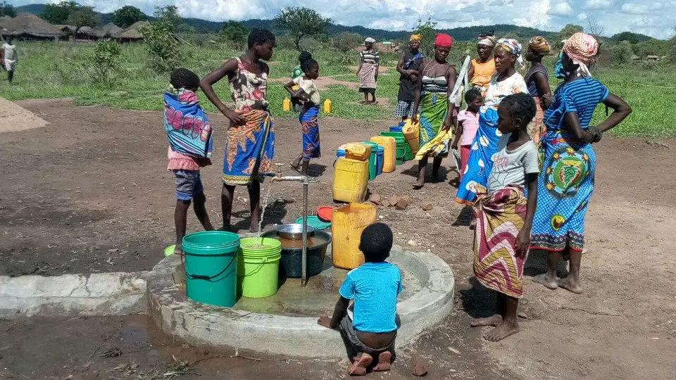 Uno de los pozos construidos gracias a la aportación de los concellos gallegos en Mozambique. ADRIÁN IRAGO