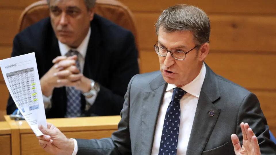 Núñez Feijóo, responde en la sesión de control del pleno del Parlamento. LAVANDEIRA JR (EFE)