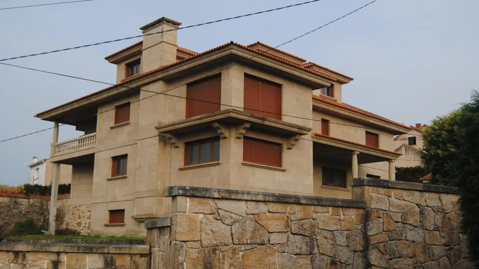 Chalé intervenido a Laureano Oubiña en el barrio de A Laxe, en Vilagarcía de Arousa, que fue subastado este mismo año
