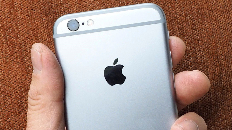 Apple defiende que la ralentización se hace para alargar la batería de los iPhone antiguos. DAVID CHANG (EFE)