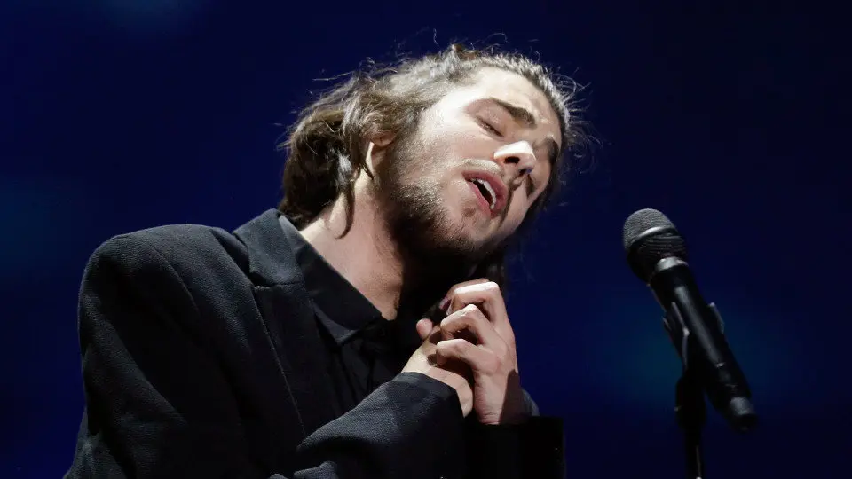 Salvador Sobral durante su actuación en el festival de Eurovisión. SERGEY DOLZHENKO (EFE)