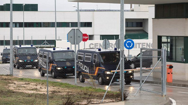 Furgones de la Policía Nacional salen del Centro de Internamiento de Extranjeros (CIE) de Archidona, Málaga. DANIEL PÉREZ (EFE)
