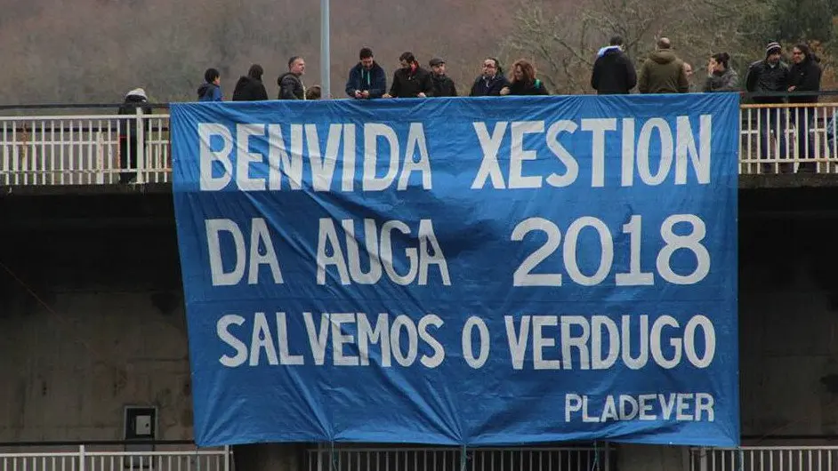 Pancarta desplegada en Eiras. ROI VÁZQUEZ