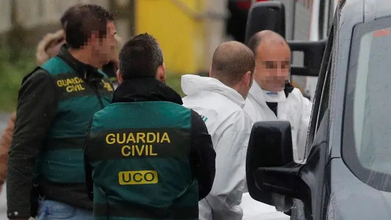 Efectivos de la Guardia Civil trasladan en una camilla los restos del cadáver hallado en Rianxo. LAVANDEIRA JR.