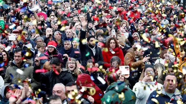 Unas 2.000 personas brindan y toman uvas en Vilagarcía a mediodía por 2018. EFE