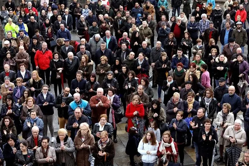  Los vecinos de la localidad coruñesa de Rianxo guardan un minuto de silencio para manifestar su dolor y repulsa por el suceso de la desaparición y muerte de Diana Quer