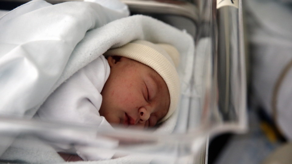 Brais, el primer bebé nacido en Galicia en 2018, en el Hula. SEBAS SENANDE