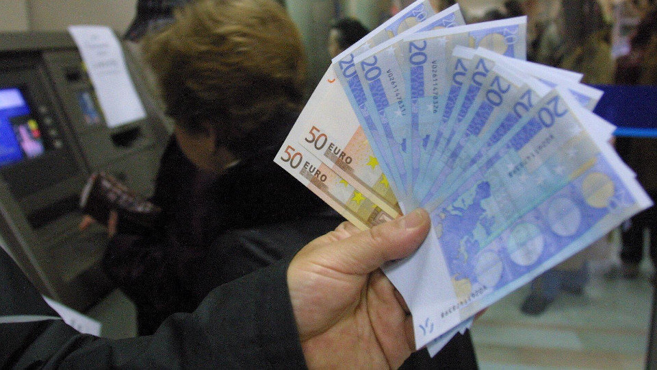 Una mano sostiene cientos de euros en efectivo. AEP