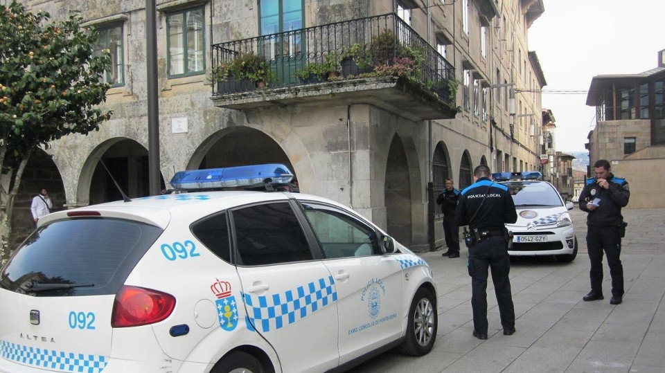 Agentes y vehículos de la Policía Local, en Pontevedra. ADP