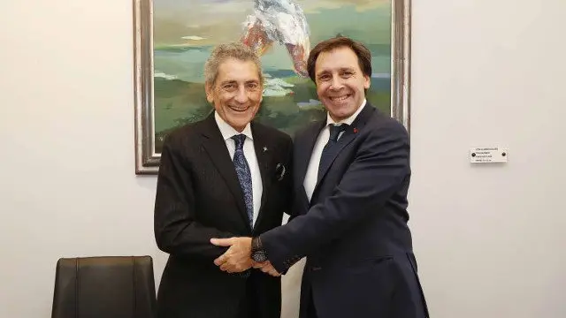 Carlos Mouriño y Felipe Miñambres tras firmar la renovación. RC CELTA