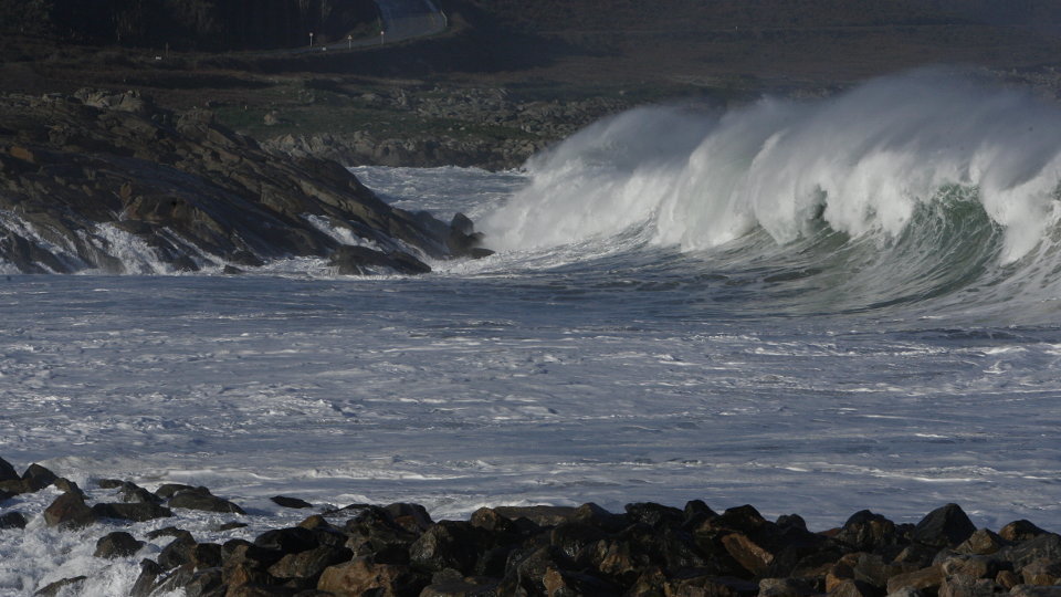 Se esperan que grandes olas sacudan el litoral. AEP