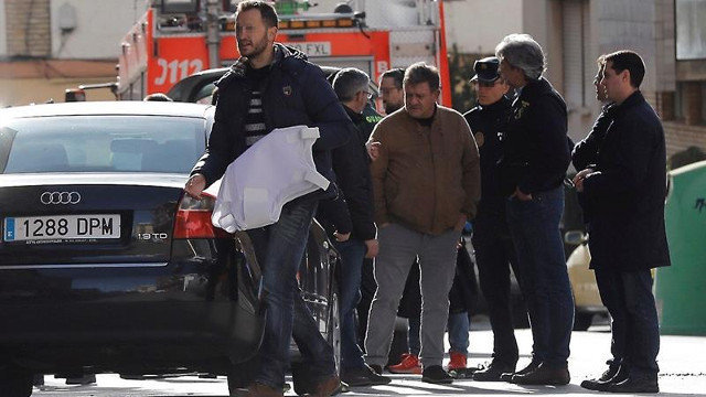 Efectivos policiales en la calle de Requena donde el hombre se atrincheró. JUAN CARLOS CÁRDENAS (EFE)