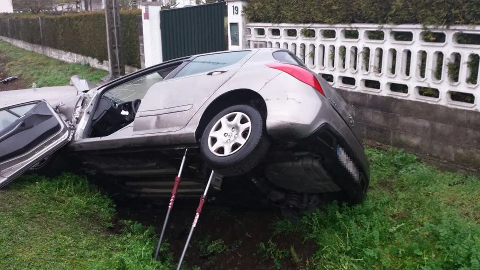 Estado en el que quedó el vehículo tras el accidente registrado este miércoles en Outeiro de Rei. EP
