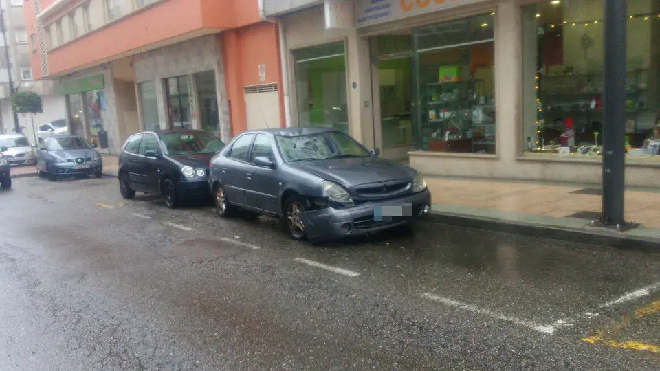 El coche con el que fue atropellado un ciclista en Salcedo. DP