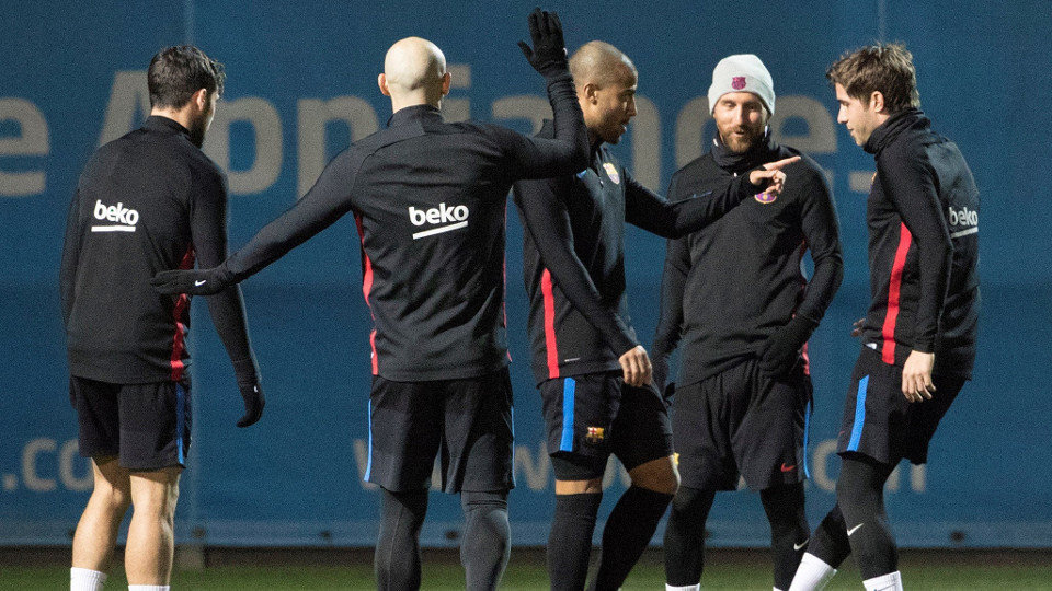 Los jugadores del FC Barcelona realizan ejercicios durante la sesión de entrenamiento previa al partido. MARTA PÉREZ (EFE)