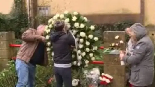 Corona de flores de Diana López-Pinel en la nave de Asados. TELECINCO