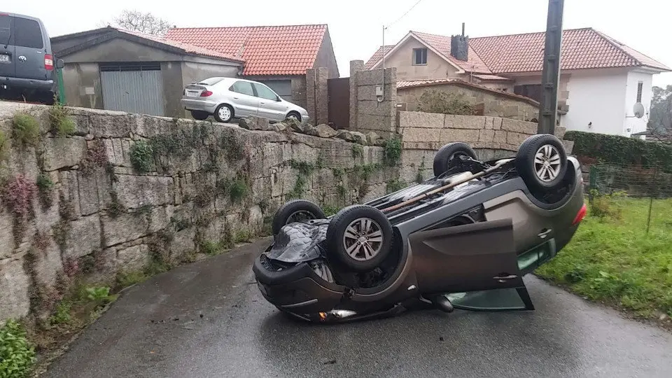 Estado en el que quedó el vehículo tras volcar en O Sartal. DP