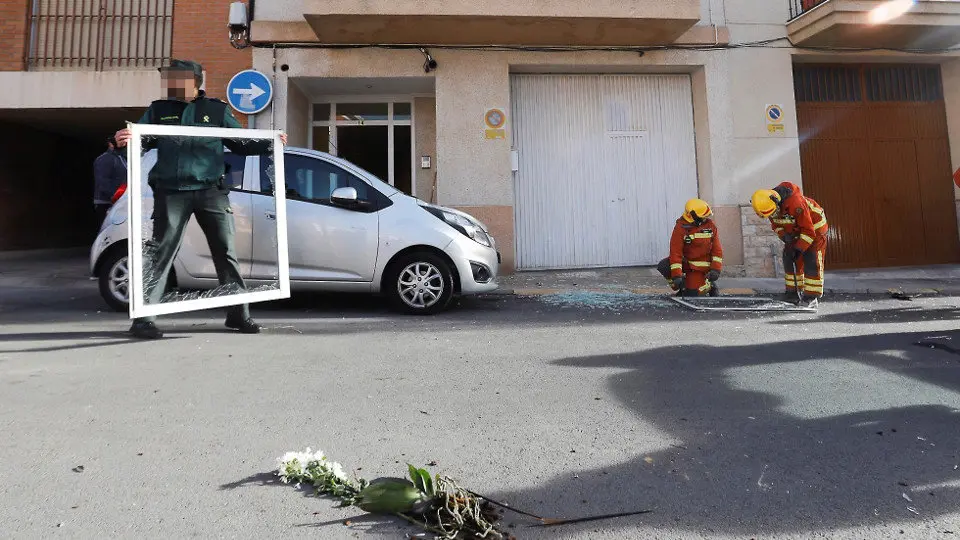 Efectivos policiales en las inmediaciones de la vivienda de Requena donde se atrincher&oacute; el hombre. JUAN CARLOS C&Aacute;RDENAS (EFE)