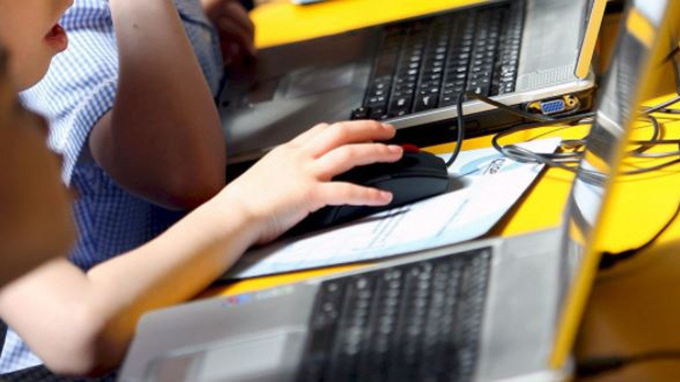 Niños usando un ordenador. AEP