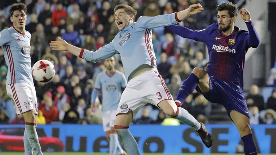 André Gomes pugna por un balón con Fontás