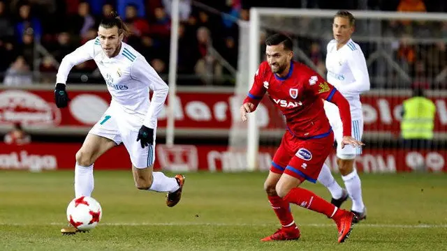 Gareth Bale controla el balón ante Higinio Marín. JAVIER BELVER (EFE)