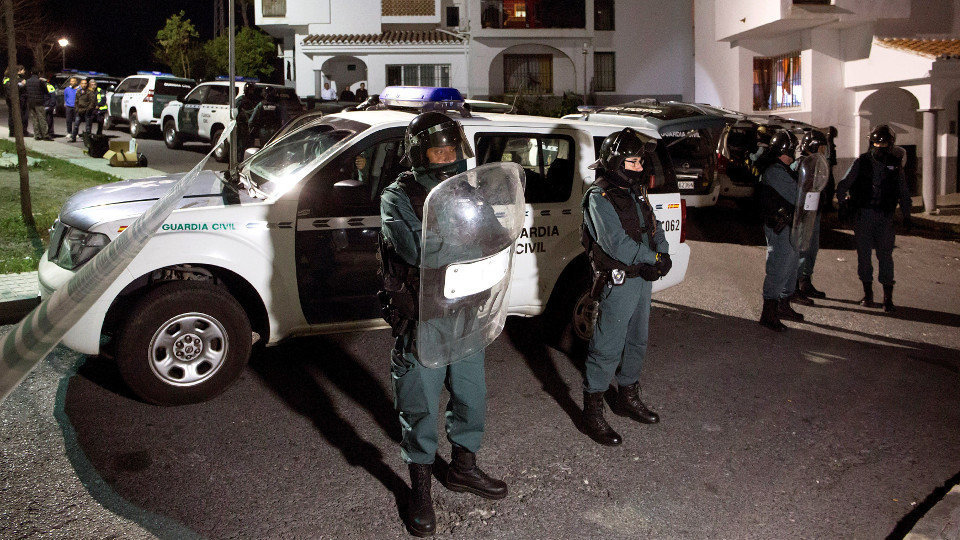 Miembros de la Guardia Civil despliegan un dispositivo en la barriada de La Fuensanta de localidad malagueña de Coín. DANIEL PÉREZ (EFE)
