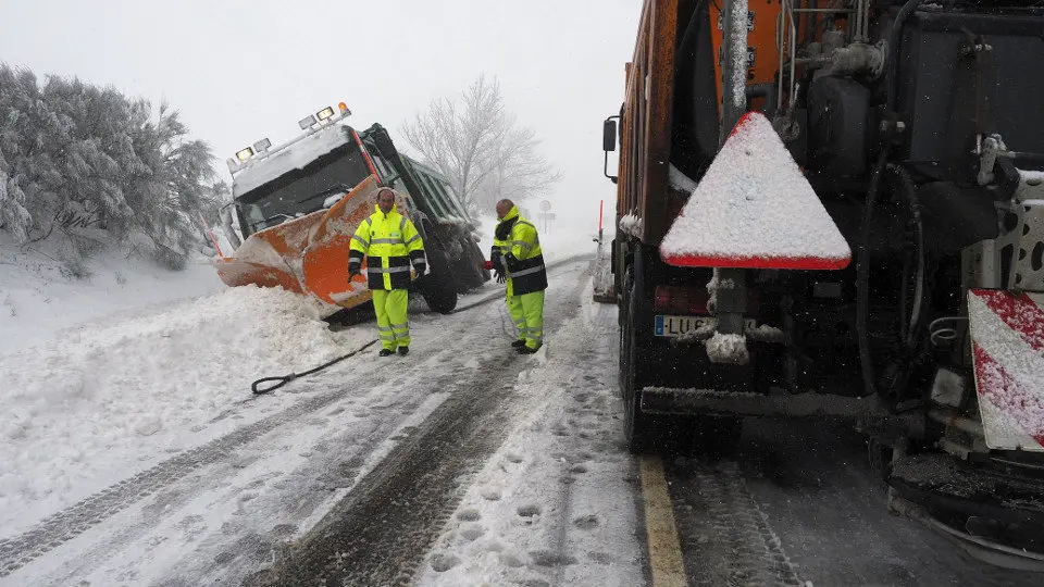 Carretera nevada en la montaña lucense. ELISEO TRIGO (EFE)