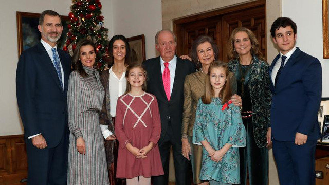 Don Juan Carlos y doña Sofía, con los Reyes y sus dos hijas, y la infanta Elena y sus hijos. CASA DE S.M. EL REY