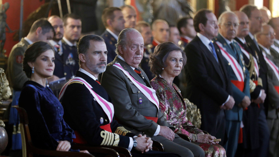 El Rey Felipe V, junto a la Reina Letizia y los Reyes eméritos, Juan Carlos y Sofía, en el Salón del Trono del Palacio Real. EMILIO NARANJO (EFE)