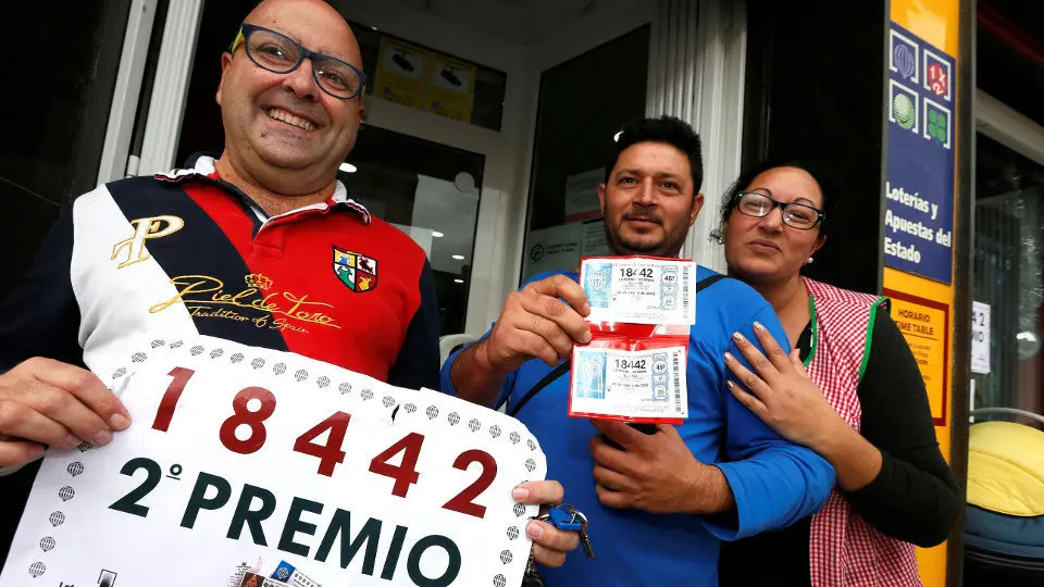 La familia de Benijófar a la que le ha tocado el segundo premio de la Lotería del Niño, tras tocarle un quinto en la de Navidad. MANUEL LORENZO (EFE)